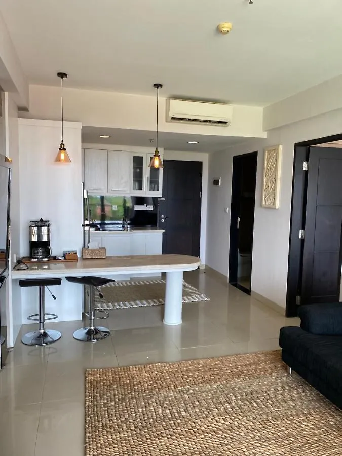 Stylish 2 Bedroom Penthouse Apt, Newly Refreshed, 50 Mbps, Pool, Gym, Resto Kuta  0*, Kuta (Bali)