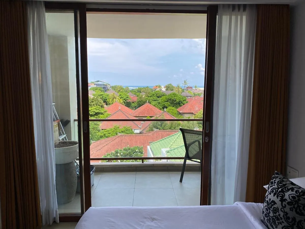 Stylish 2 Bedroom Penthouse Apt, Newly Refreshed, 50 Mbps, Pool, Gym, Resto Kuta  Kuta (Bali)