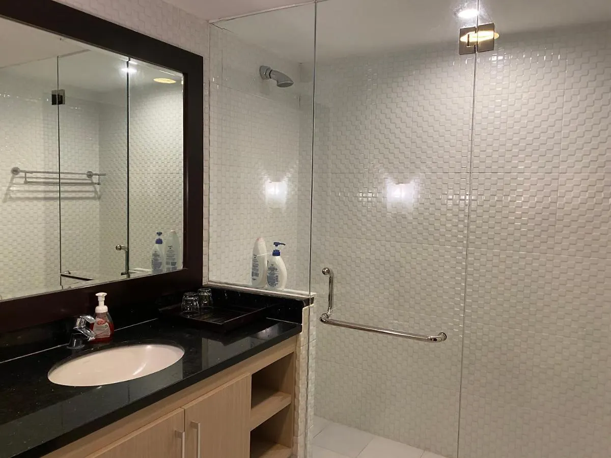 Apartment Stylish 2 Bedroom Penthouse Apt, Newly Refreshed, 50 Mbps, Pool, Gym, Resto Kuta
