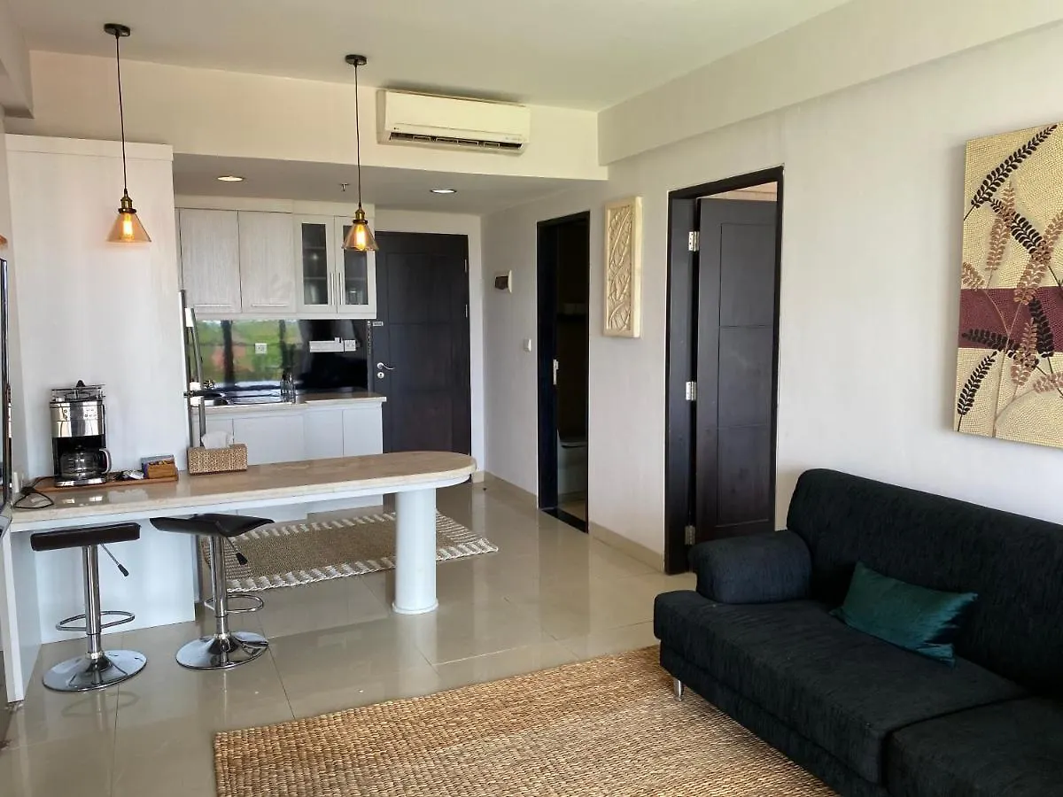 Stylish 2 Bedroom Penthouse Apt, Newly Refreshed, 50 Mbps, Pool, Gym, Resto Kuta  Apartment