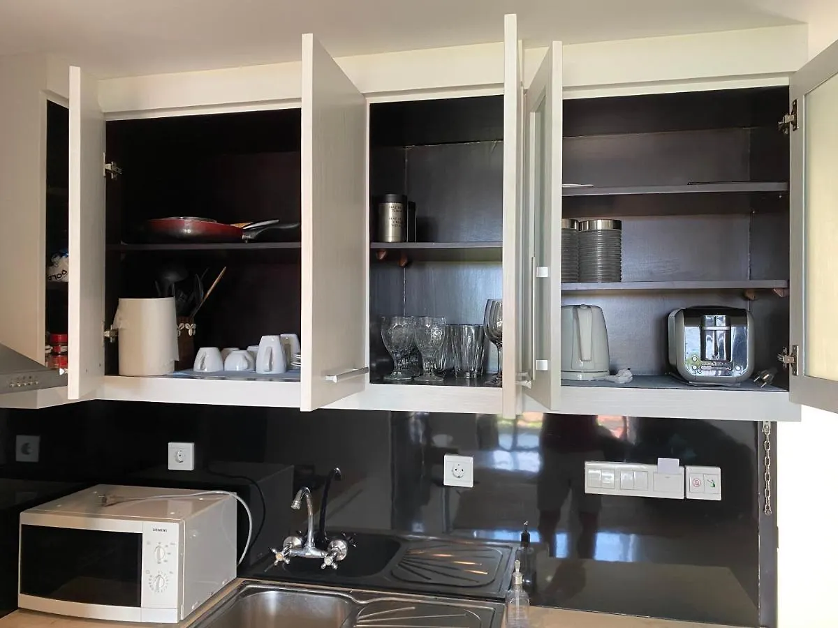 Stylish 2 Bedroom Penthouse Apt, Newly Refreshed, 50 Mbps, Pool, Gym, Resto Kuta  0*, Kuta (Bali)